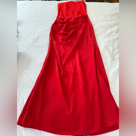 NWT ♥️ Elegant Strapless Red Evening Gown - Picture 9 of 12